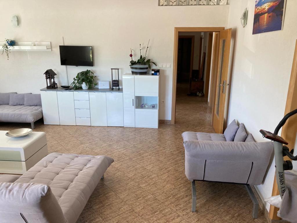 TV a/nebo společenská místnost v ubytování 4 Bedroom Apartment in Tisno (8+4)