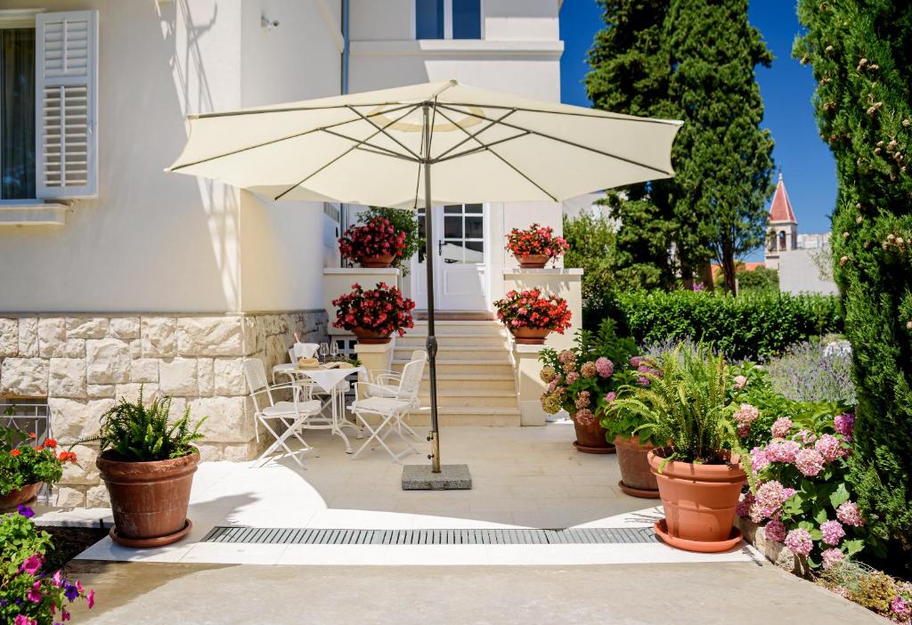 Vonkajšia záhrada v ubytovaní PALACE SCHÖN MILESI - esense of prestige - private pool - old money style luxury rooms - walking distance to the old town, the beach and all amenities - BURALUX properties