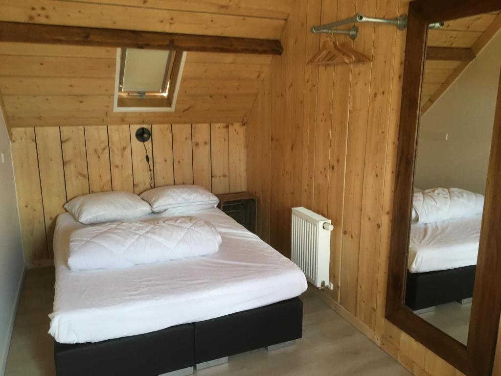 Postel nebo postele na pokoji v ubytování ROUTE 63