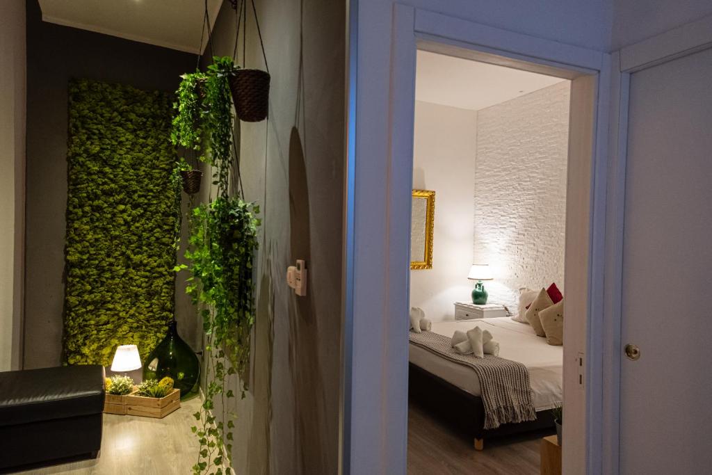 una camera con un letto con una parete verde di Il Giardino di Sybar a Lecce