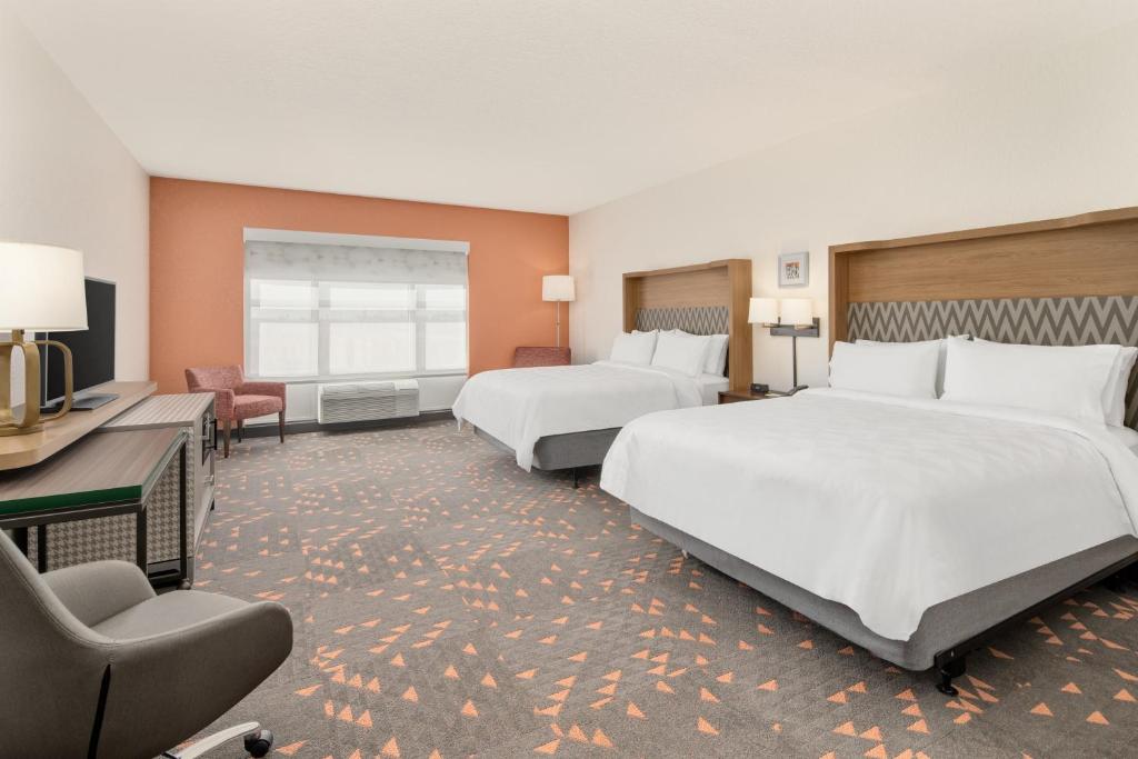 Holiday Inn & Suites Orlando I-Drive Theme Parks - Standard Queen Room With Two Queen Beds And Roll-In Shower - Mobility Access