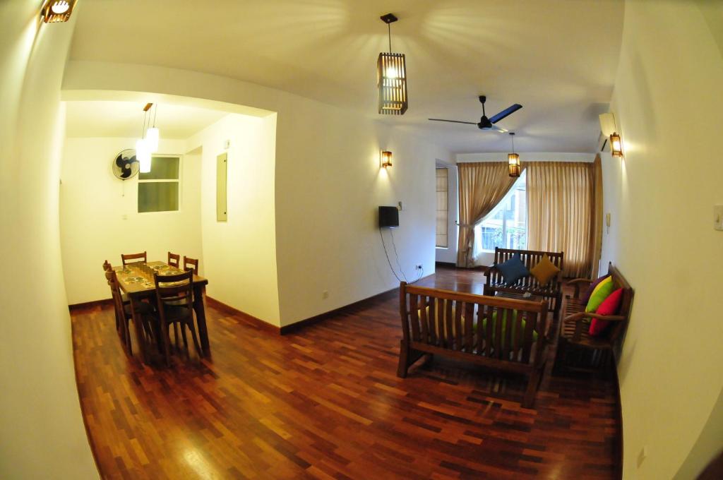 sala de estar con mesa de comedor y sillas en City Square Residencies, en Colombo