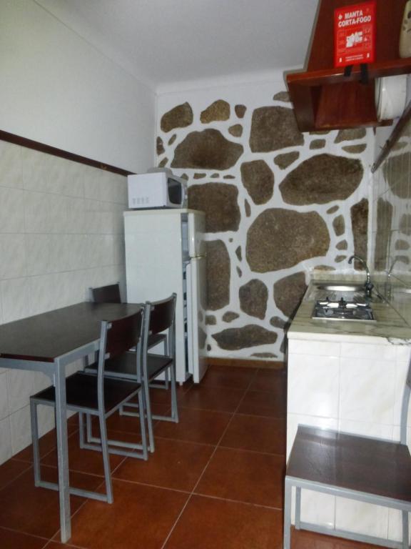 Kuchyň nebo kuchyňský kout v ubytování Campismo Rural Vale dos Moinhos Gerês