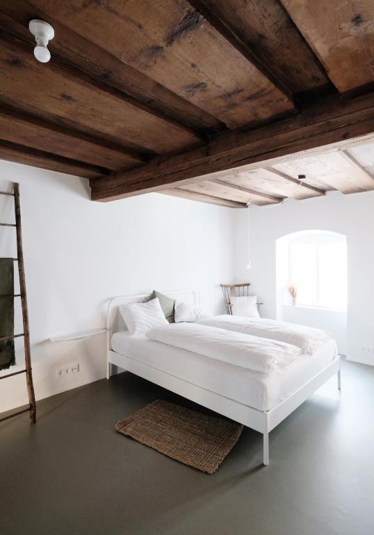 Postel nebo postele na pokoji v ubytování CHARMANTES APARTMENT im Herzen von Linz