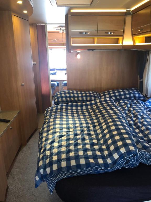 Postel nebo postele na pokoji v ubytování Zillerglückhütte - 5 Sterne Camping Aufenfeld