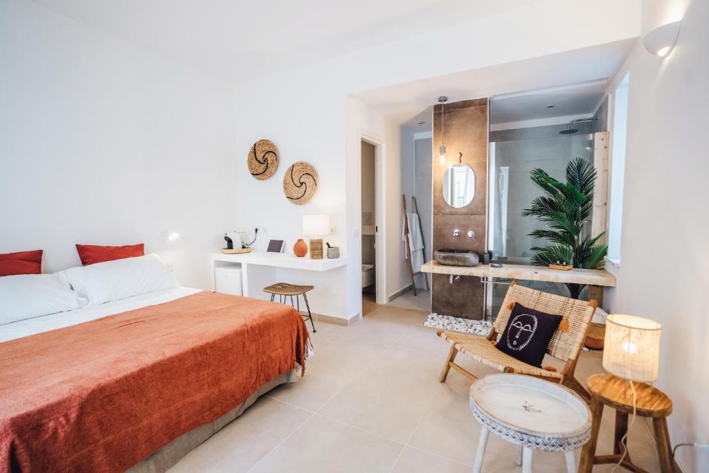 een hotelkamer met een bed en een badkamer bij Break for two in Agropoli