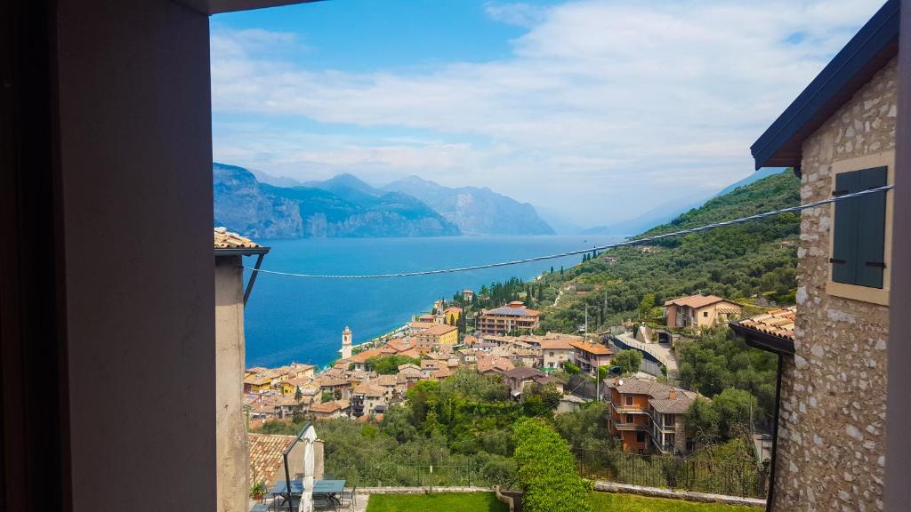 Blick auf die Stadt und den See von einem Gebäude in der Unterkunft Casa Luisa in Brenzone sul Garda