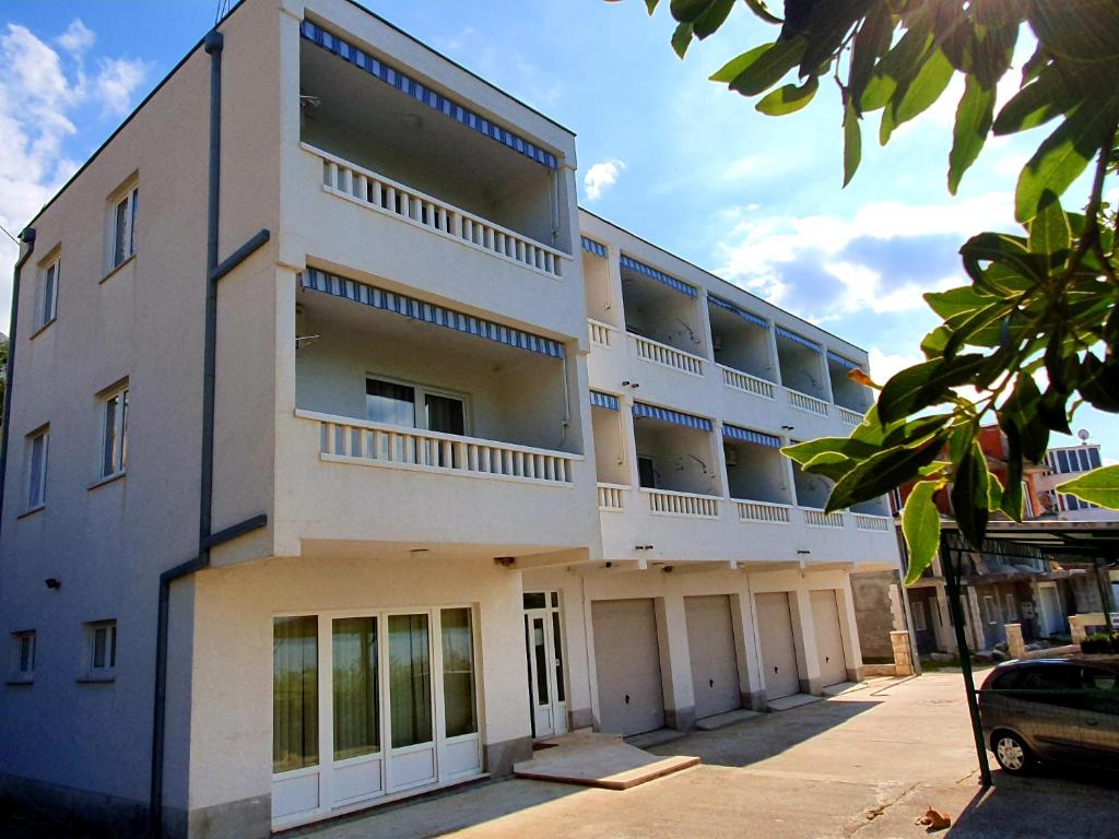 Apartments Ivan Omis Aktualne Ceny Na Rok 21