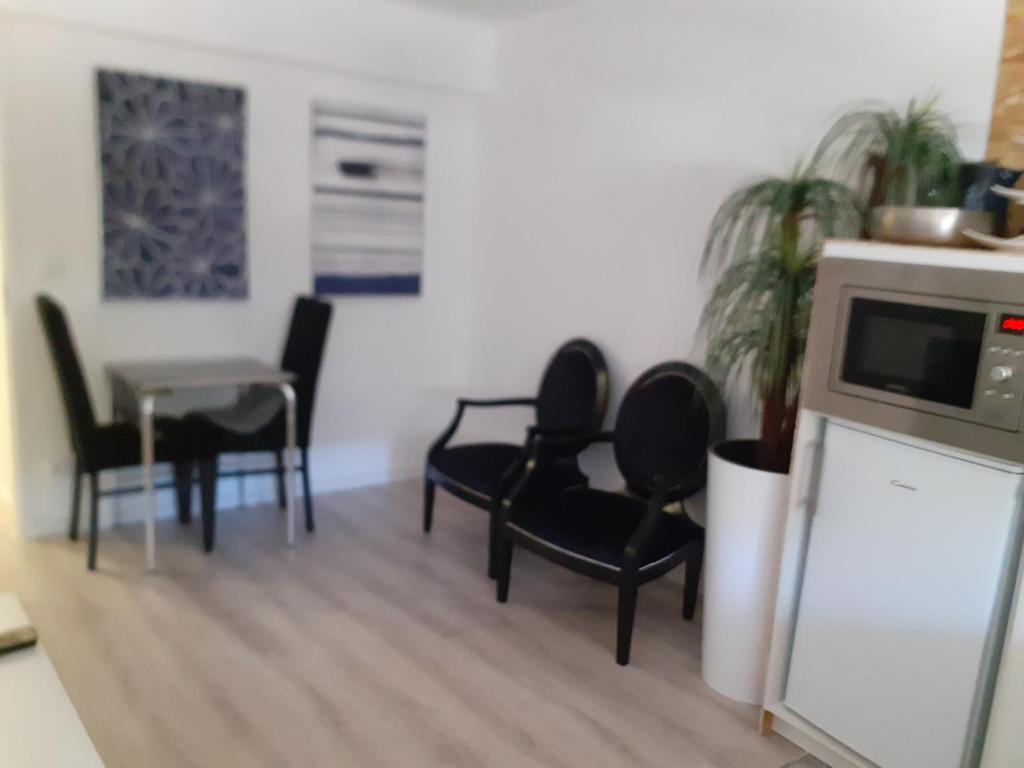 a living room with black chairs and a table at APTORRE in Torre de Moncorvo