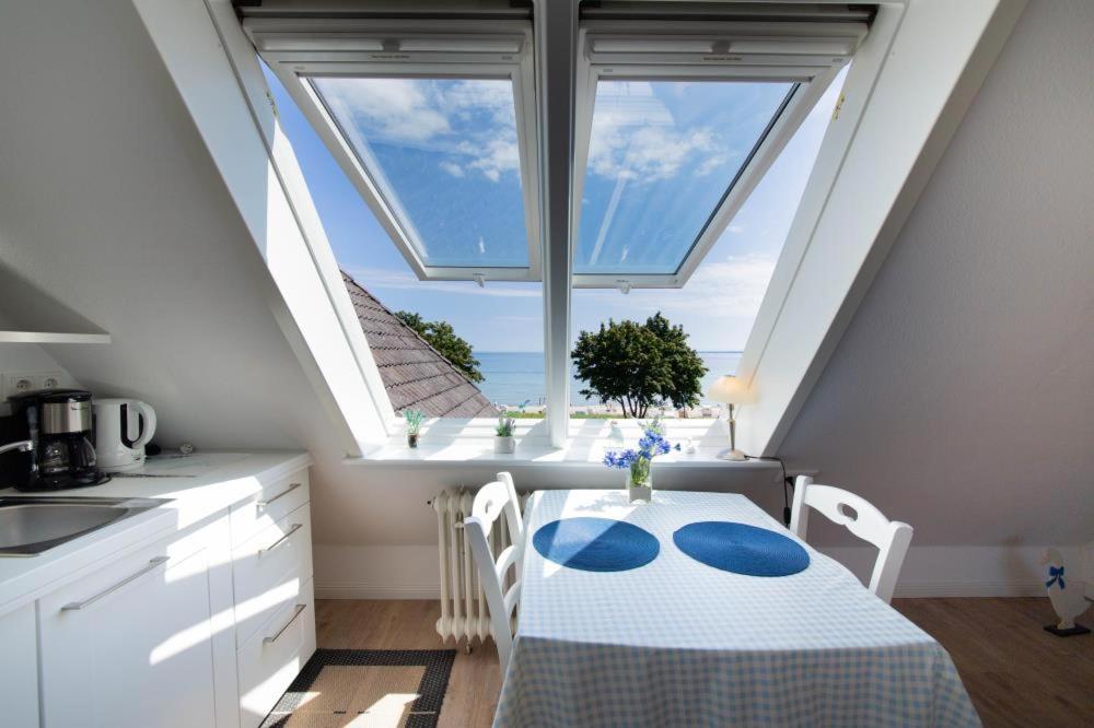 ハーフクルークにあるFerienwohnung App.11 Haus Duckdalbenのキッチン(テーブル付)、大きな窓が備わります。