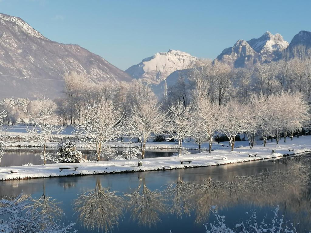 un río nevado con árboles y montañas al fondo en Az. Agr. Sponga Giancarlo, en Lèvego