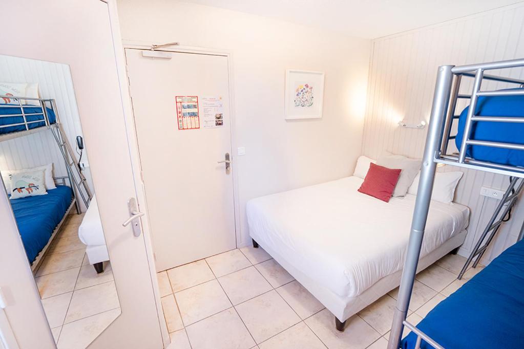 Postel nebo postele na pokoji v ubytování Logis Hôtel- Hôtel Restaurant Le Rialto