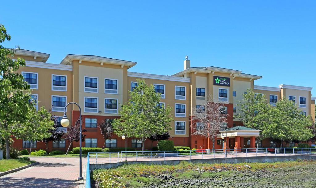 eine Außenansicht eines Gebäudes in der Unterkunft Extended Stay America Premier Suites - Oakland - Alameda in Alameda