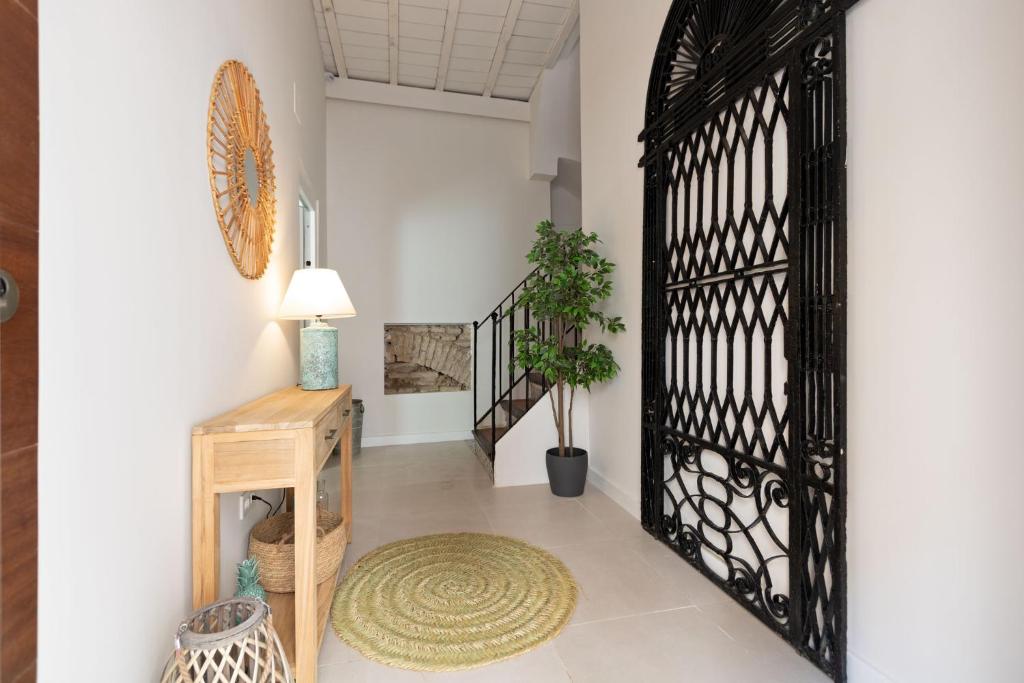 un pasillo con una puerta negra en una casa en Tu casa en Herrera el viejo, en Sevilla