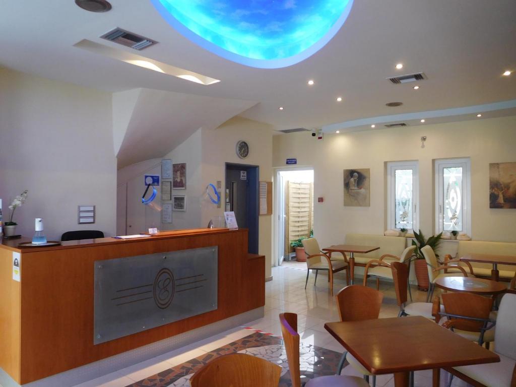 um restaurante com um balcão e mesas e cadeiras em Efstratios Hotel em Loutra Edipsou