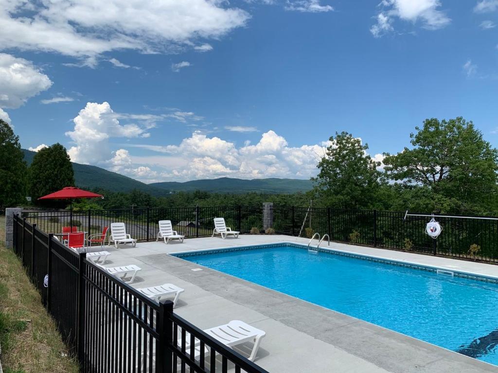 Bazén v ubytování Travelodge by Wyndham Lake George NY nebo v jeho okolí