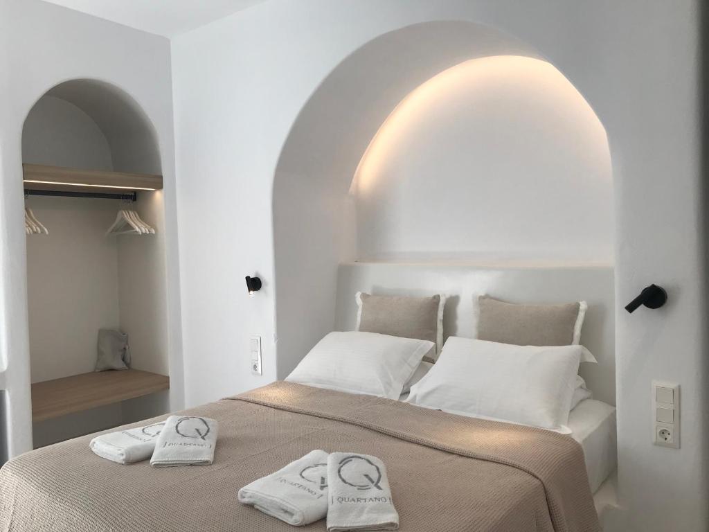 Postel nebo postele na pokoji v ubytování Quartano Luxury Cycladic Residence, Adults Only (13+)