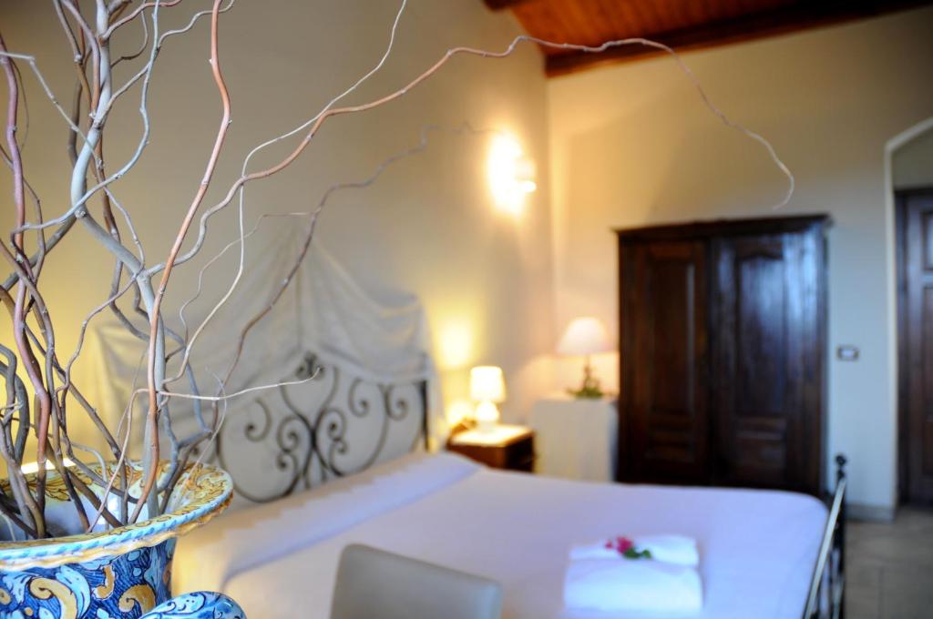 Postel nebo postele na pokoji v ubytování Torre Don Virgilio Country Hotel