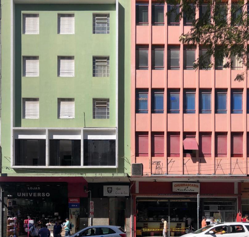 un gruppo di edifici alti in una strada di città di Hotel Cruz de Aviz a San Paolo