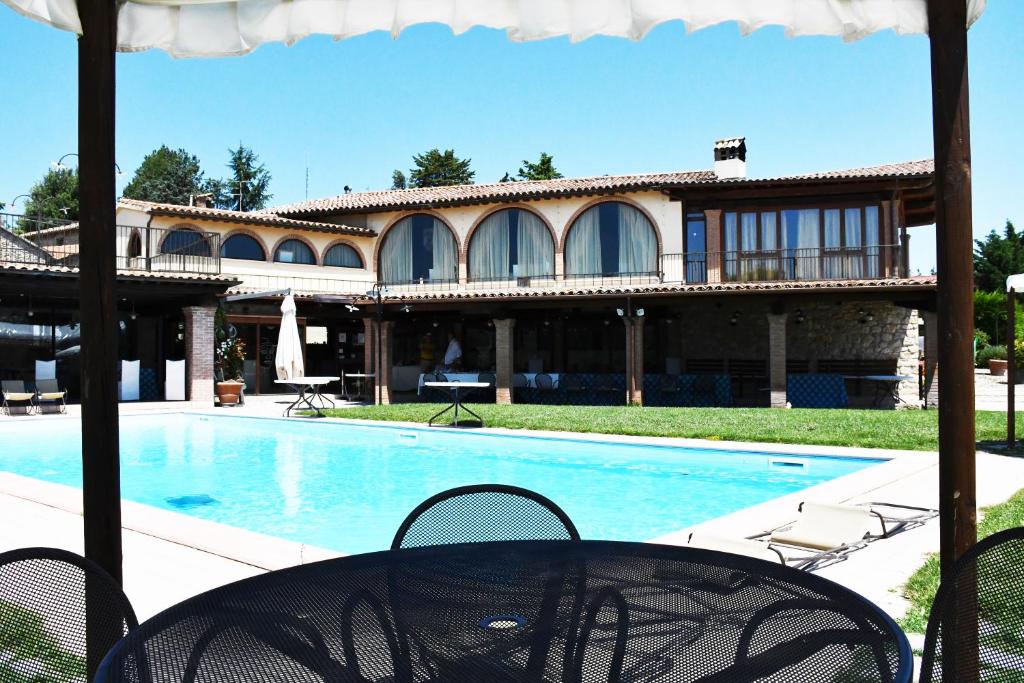 Bazén v ubytování Grand Relais Laurenti nebo v jeho okolí