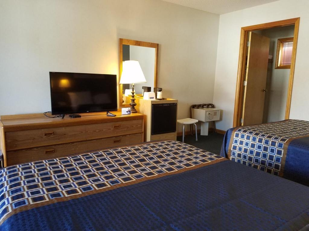 Postel nebo postele na pokoji v ubytování Travelodge by Wyndham Lake George NY