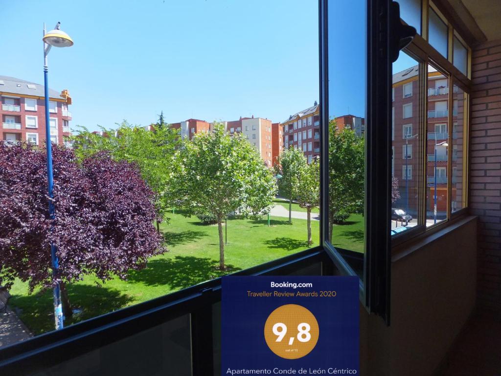 una finestra con vista su un parco e sugli edifici di www Apartamento Conde de León wordpress com Parking opcional a León