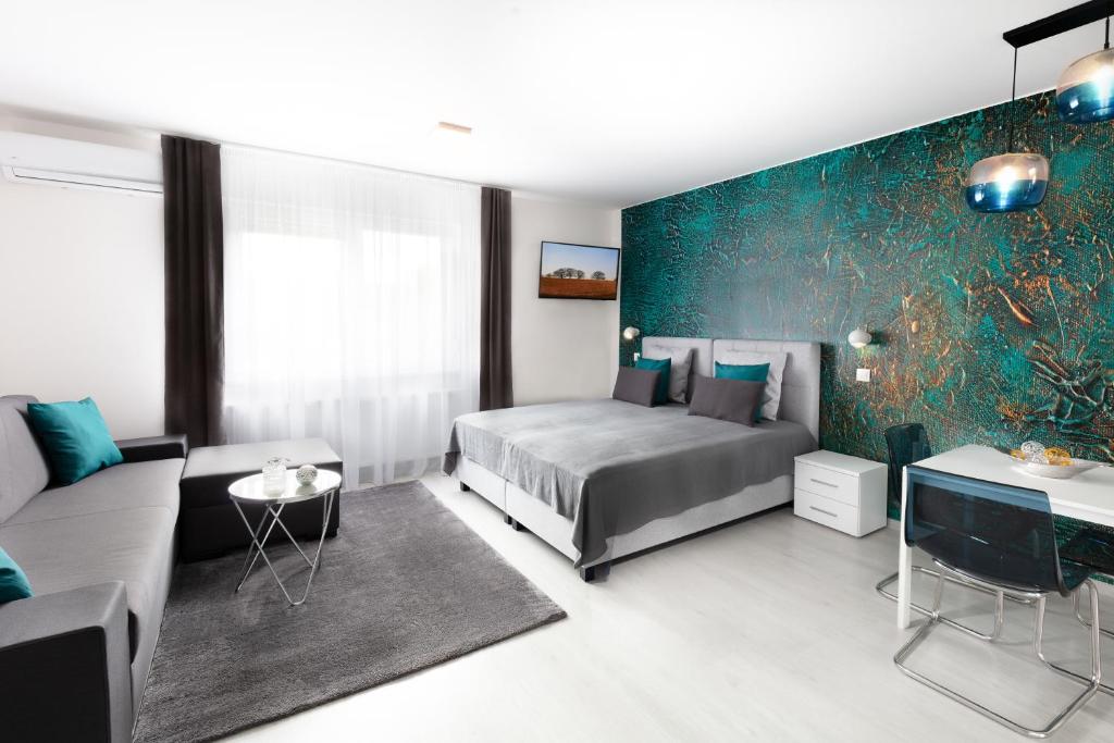 Postel nebo postele na pokoji v ubytování Trend Apartmanház -Vizslás