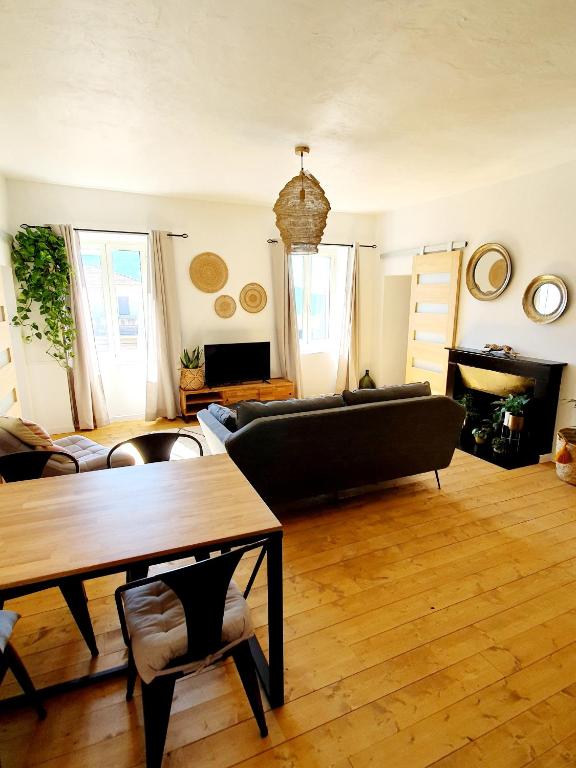 un salon avec un canapé et une table dans l'établissement Appartement au cœur de Sartene, à Sartène