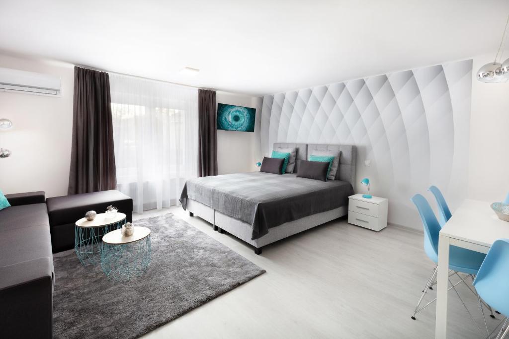 Postel nebo postele na pokoji v ubytování Trend Apartmanház -Vizslás