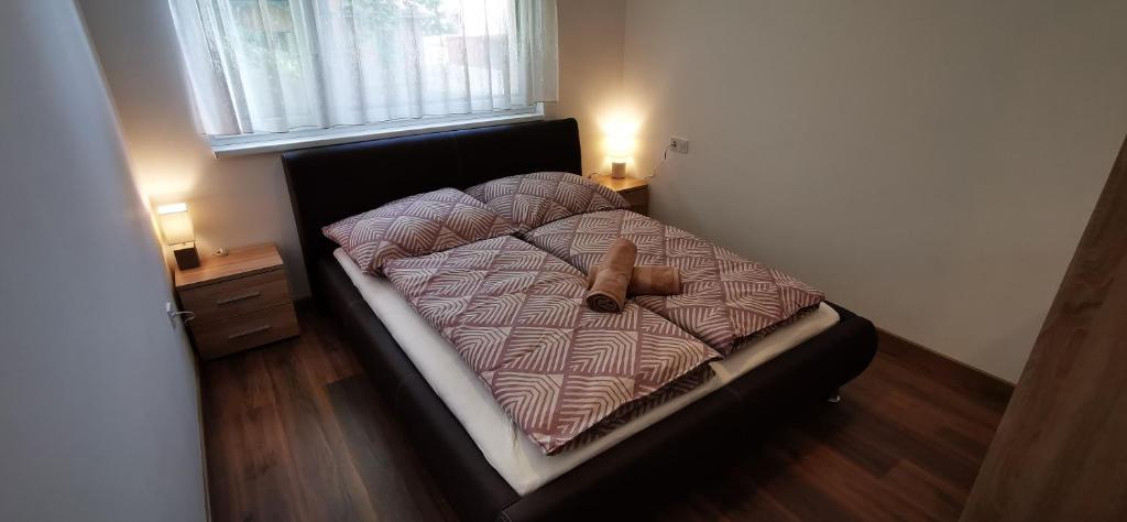 Łóżko lub łóżka w pokoju w obiekcie Ohana Wellness apartman