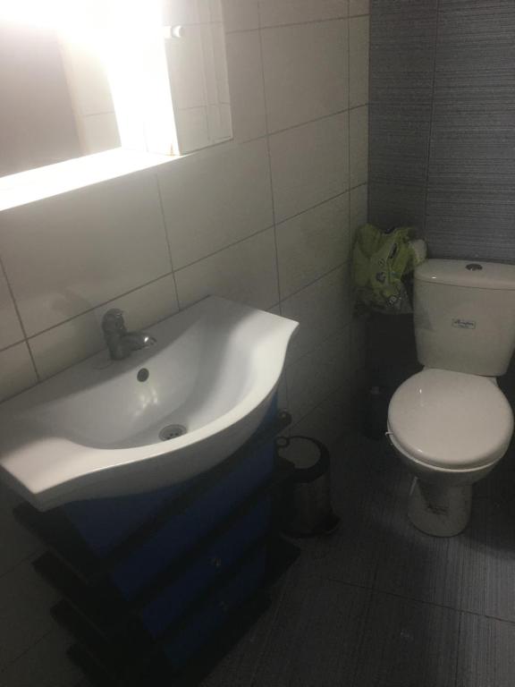 A bathroom at Centrally Located Private Rooms