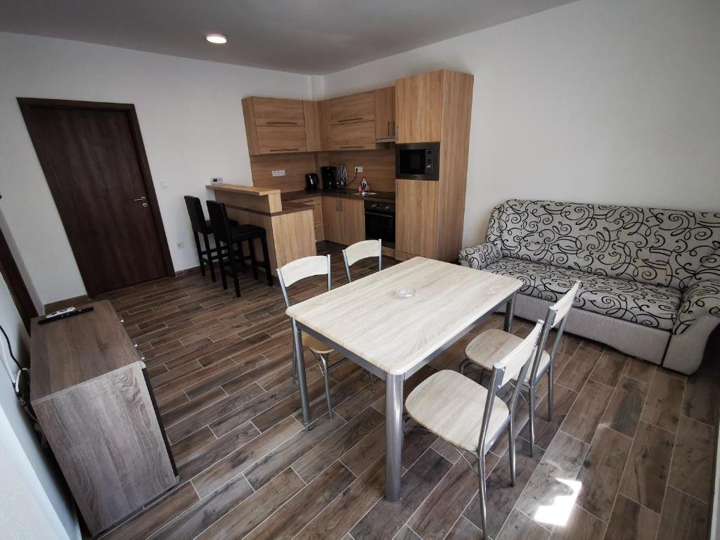 Kuchnia lub aneks kuchenny w obiekcie Ohana Wellness apartman