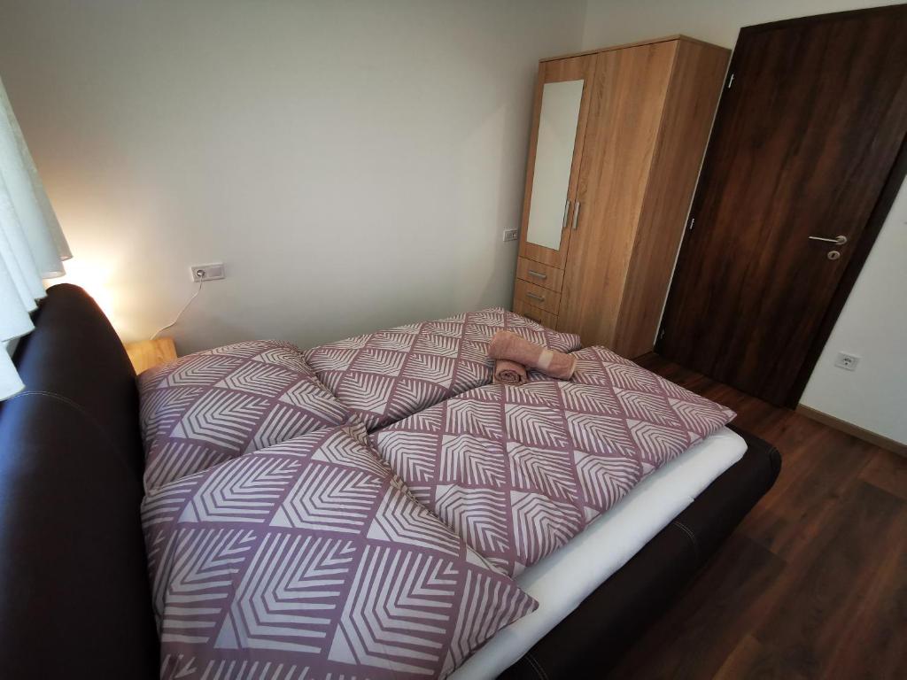 Łóżko lub łóżka w pokoju w obiekcie Ohana Wellness apartman