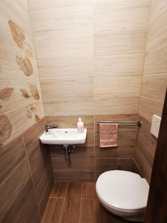 Łazienka w obiekcie Ohana Wellness apartman
