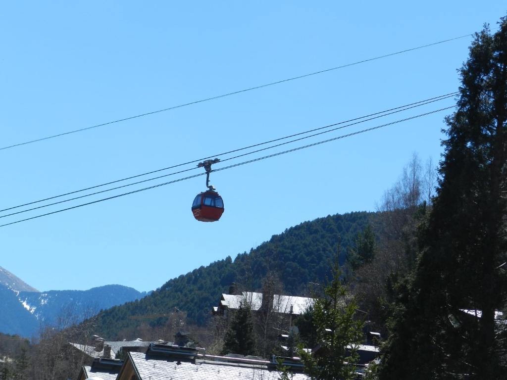 a basket on a ski lift in the mountains at Vallnord La Massana in La Massana