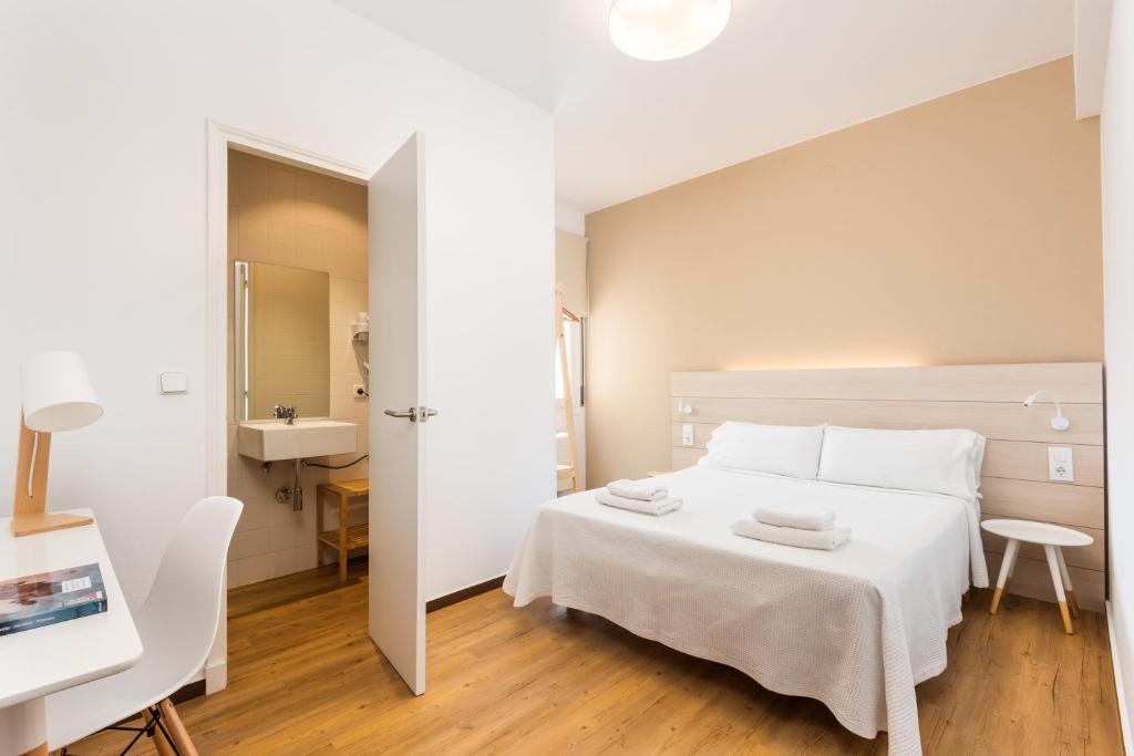 Postel nebo postele na pokoji v ubytování Hostal Jume - Urban Rooms