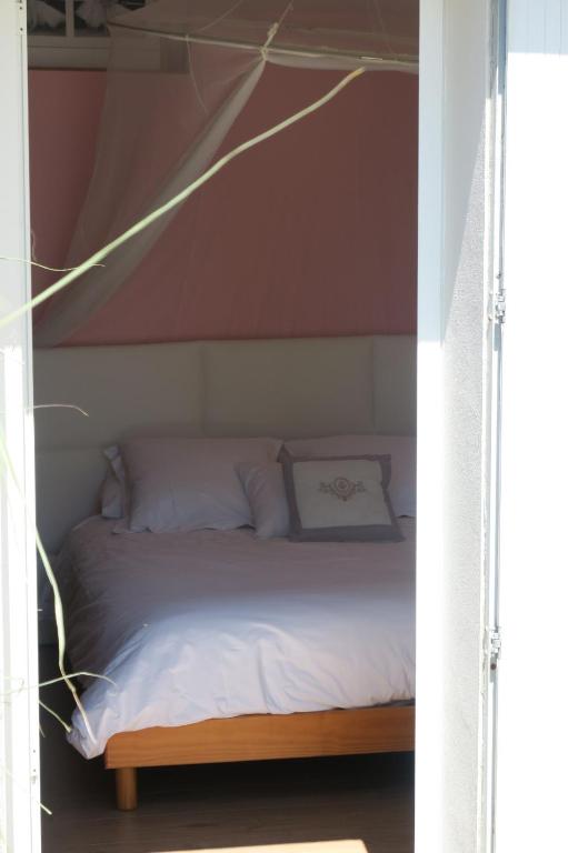 Katil atau katil-katil dalam bilik di B&amp;B Le Patio En Ville - Chambres d&#39;h&ocirc;tes