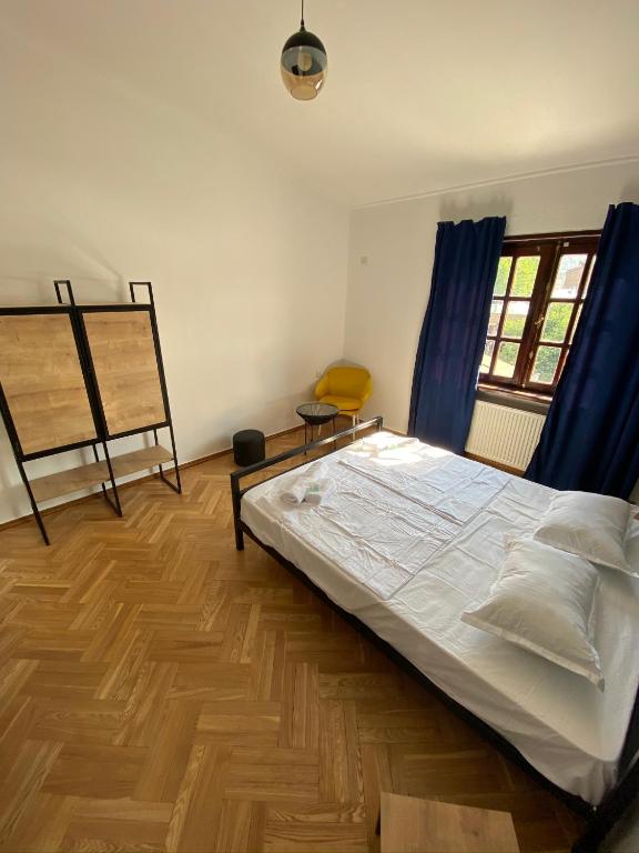 Postel nebo postele na pokoji v ubytování Red Door