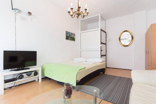 ein kleines Wohnzimmer mit einem Bett und einem TV in der Unterkunft lucia in Senj