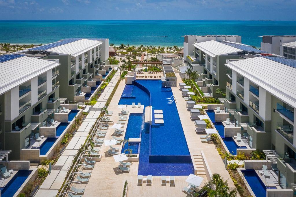 een luchtzicht op een resort met een zwembad bij Catalonia Grand Costa Mujeres All Suites & Spa - All Inclusive in Cancun