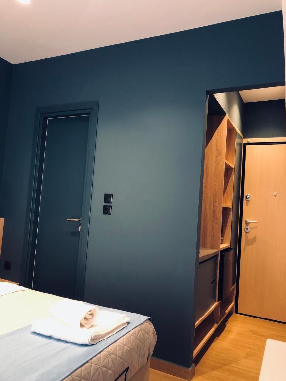 Postel nebo postele na pokoji v ubytování Metropolitan Complex room-Faliro