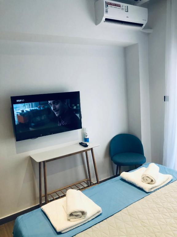 TV a/nebo společenská místnost v ubytování Metropolitan Complex room-Faliro