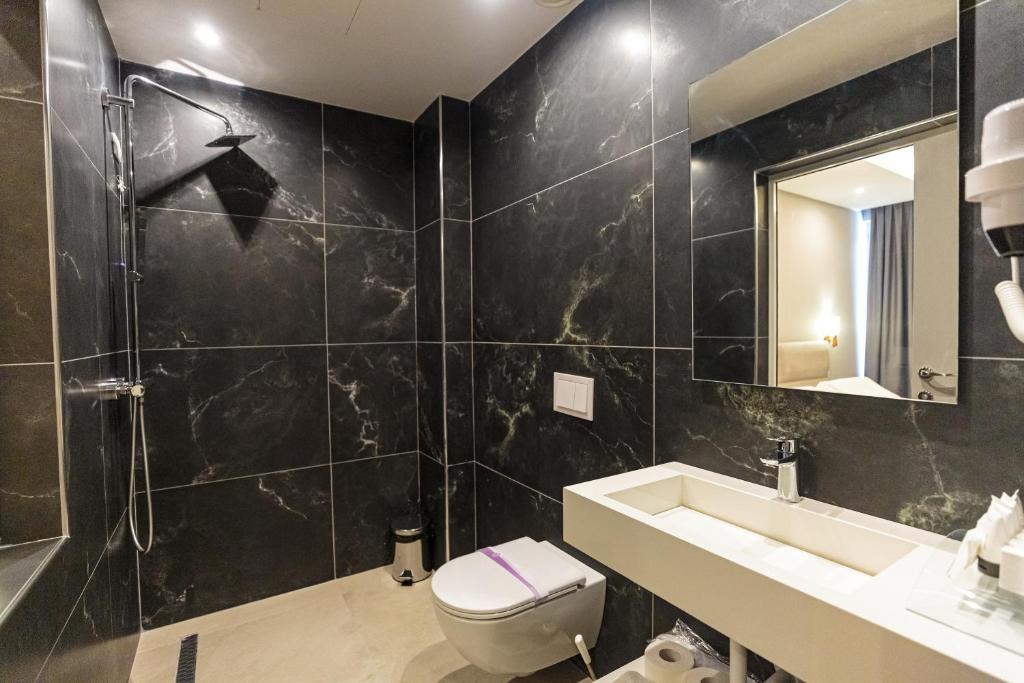 Koupelna v ubytování Real Hotel