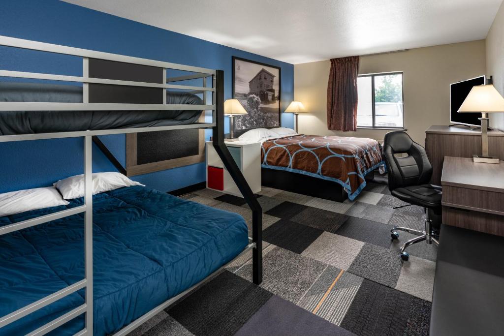 Postel nebo postele na pokoji v ubytování Super 8 by Wyndham Spokane Valley