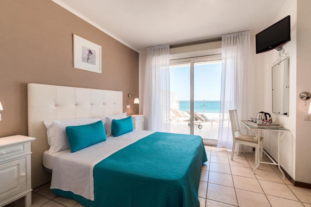 Postel nebo postele na pokoji v ubytování Hotel Soraya - Spiaggia Sawasdee with Beach & Parking