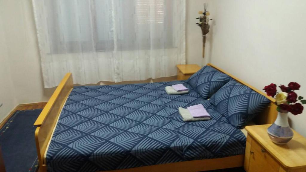 ein Schlafzimmer mit einem Bett mit zwei Handtüchern darauf in der Unterkunft Vladone in Vršac