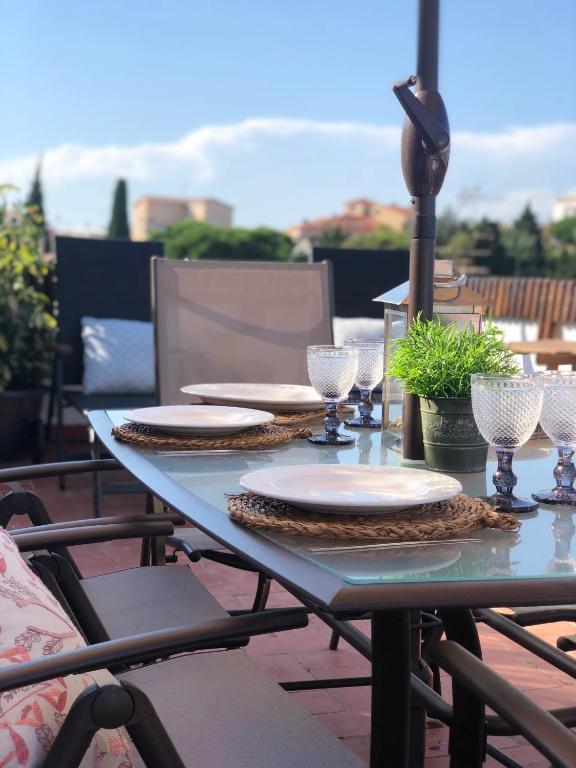 Nápoje v ubytovaní Apartamento con terraza y piscina en Malgrat de Mar