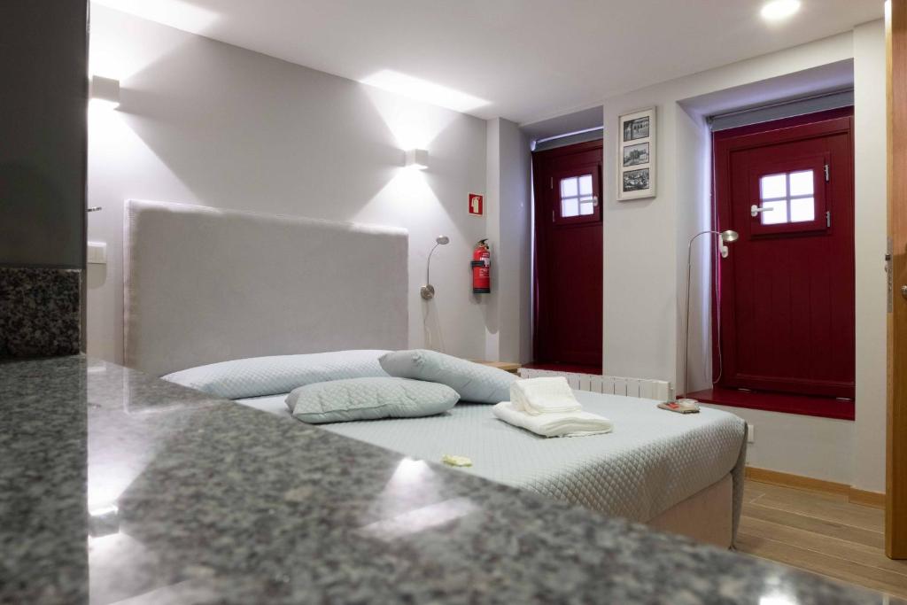 małą sypialnię z łóżkiem z 2 poduszkami w obiekcie MAGNIFIKSTYLE - Alojamento Local R-C w mieście Guarda