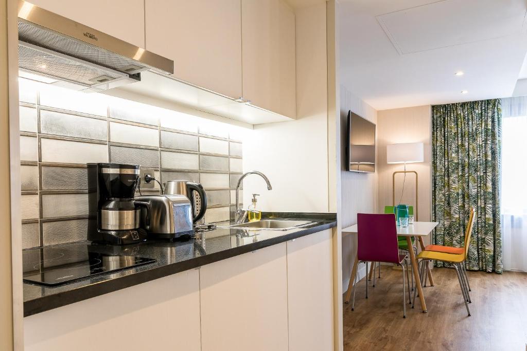 Kuchyň nebo kuchyňský kout v ubytování CADET Residence