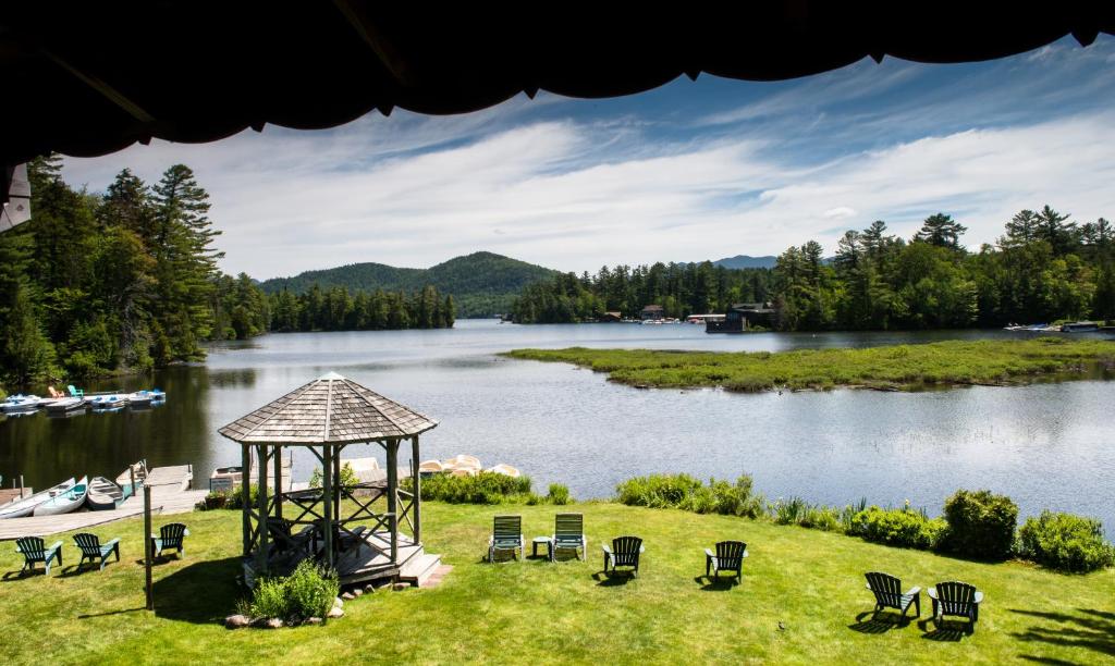 un kiosque sur une pelouse à côté d'un lac dans l'établissement Wildwood on the Lake, à Lake Placid